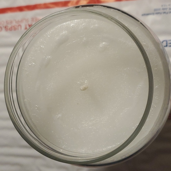 Yankee Candle White Christmas Large 22oz Classic Jar - Picture 3 of 5